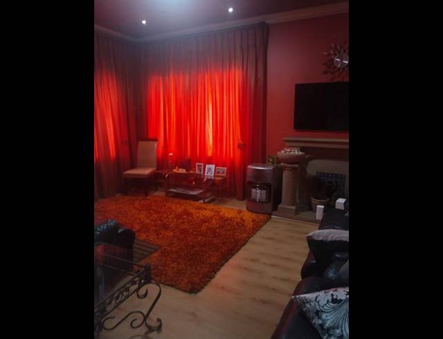 3 BEDROOM HOUSE FOR SALE IN BEZUIDENHOUT VALLEY